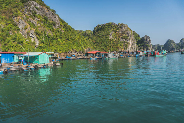 Drijvend vissersdorp in de Ha Long Bay. Cat Ba Island, Vietnam. - Foto, afbeelding