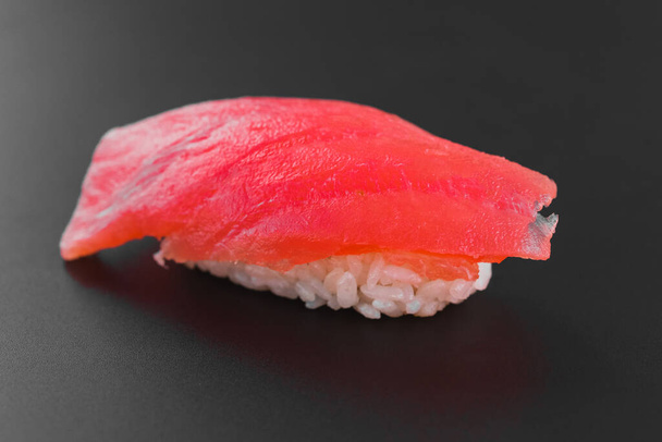 cuisine japonaise. sushi sur fond noir - Photo, image