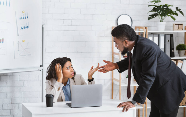Compañeros afroamericanos discutiendo entre sí en la oficina
 - Foto, imagen