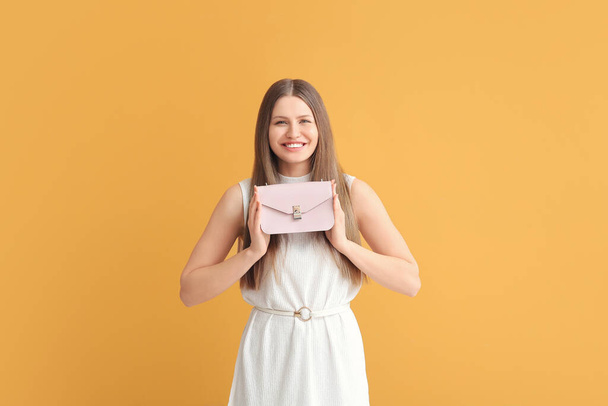Beautiful woman with stylish bag on color background - Foto, Imagem