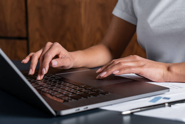 Ręce młodej kobiety korzystającej z laptopa - Zdjęcie, obraz