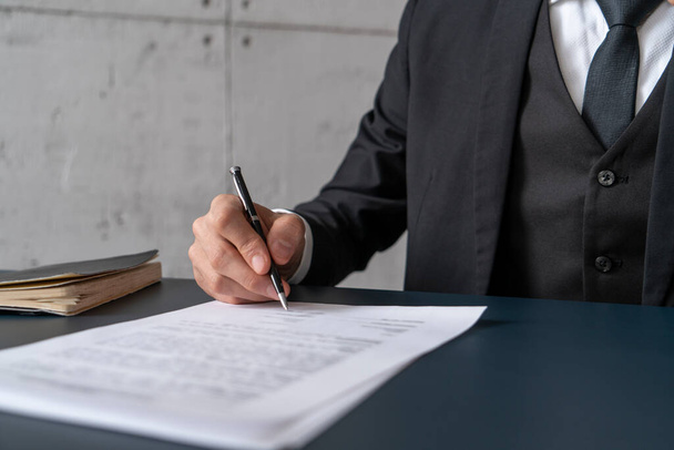 Side view of businessman hand signing contract - Φωτογραφία, εικόνα