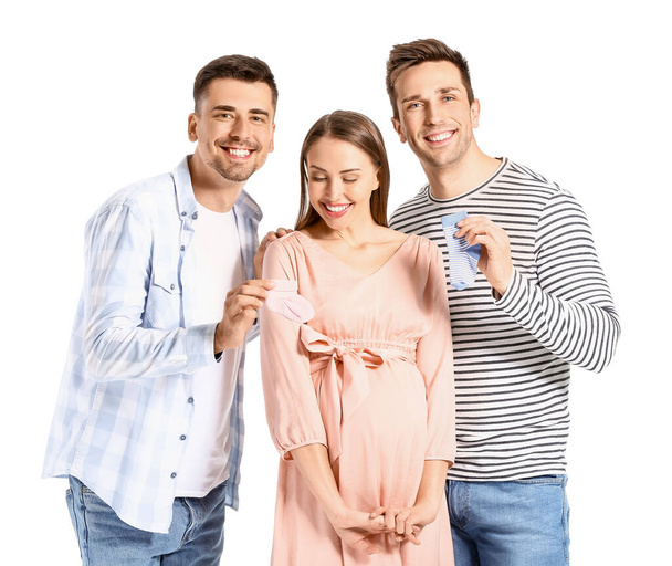 Pareja gay con mujer embarazada en fondo blanco
 - Foto, imagen