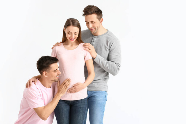 Homosexuell pärchen mit schwanger frau auf weiß hintergrund - Foto, Bild