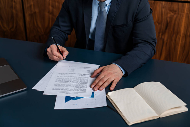 Чоловік-брокер підписує іпотечний контракт в офісі агента з нерухомості. Концепція вступу в правову владу взяти на себе зобов'язання
. - Фото, зображення