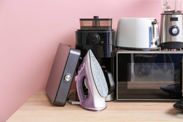 Διαφορετικές οικιακές συσκευές στο τραπέζι - Φωτογραφία, εικόνα