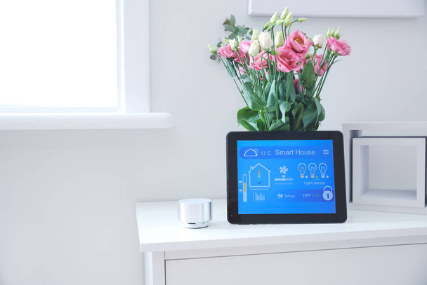 Tablet computer with application of smart home automation and assistant device in room - Fotó, kép