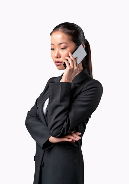 Bella donna d'affari asiatica che parla al telefono. Isolato su sfondo bianco
. - Foto, immagini