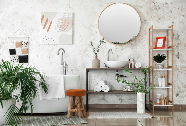 Interior del cuarto de baño con espejo elegante
 - Foto, imagen