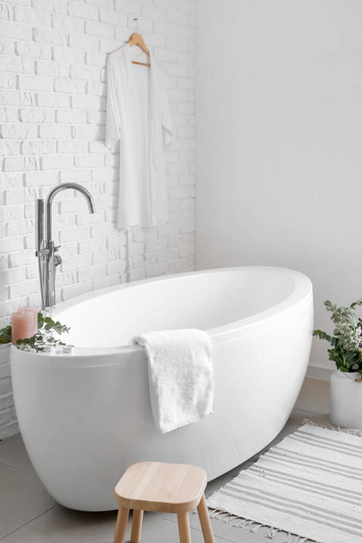 Интерьер ванной комнаты с цветочным декором
 - Фото, изображение