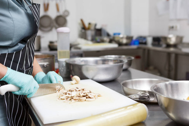 Mujer en guantes de corte de setas frescas, limpiar llevar cocina
 - Foto, imagen