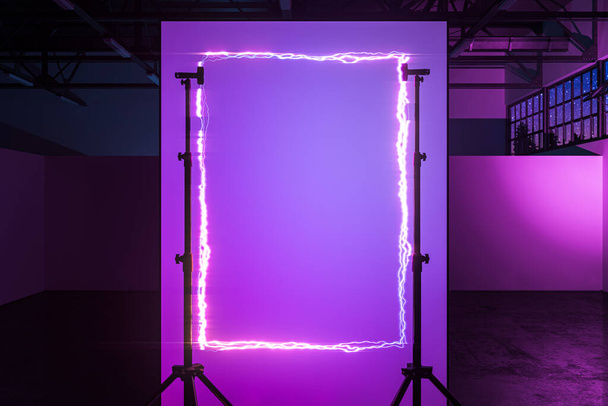Tripodlar modern stil fotoğraf stüdyosunda Violet Neon Electric Light 'tan yapılmış dikey çerçeve tutuyorlar. 3B Hazırlama - Fotoğraf, Görsel