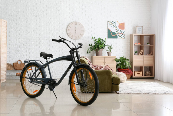 Modern szoba belseje kerékpárral - Fotó, kép