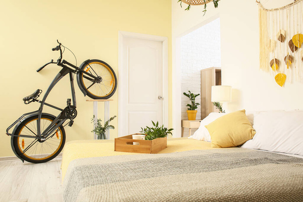 Interieur van moderne slaapkamer met fiets - Foto, afbeelding
