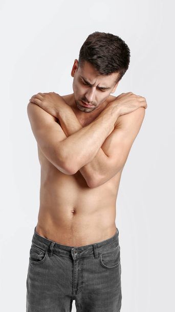 Fiatal férfi anorexia a színes háttér - Fotó, kép