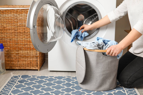 młoda kobieta robi pranie w domu - Zdjęcie, obraz