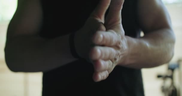 Hombres deportistas preparándose para levantar las manos. Agitar la magnesia de la mano en una habitación oscura antes del entrenamiento
 - Imágenes, Vídeo