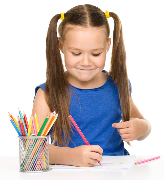 Kleines Mädchen zeichnet mit Bleistift - Foto, Bild