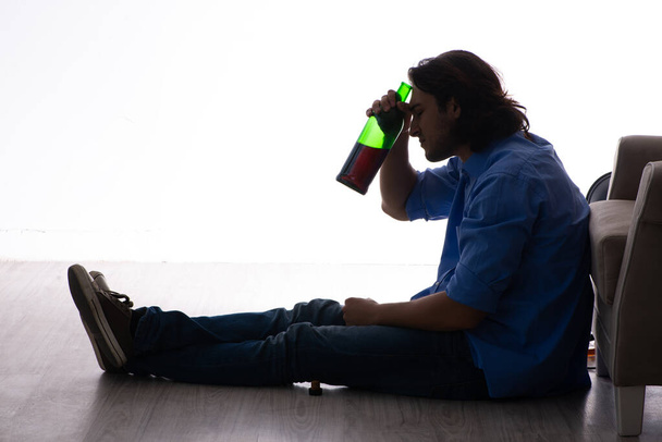 Νεαρός που πάσχει από αλκοολισμό - Φωτογραφία, εικόνα