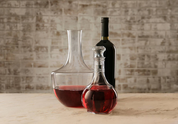 Gläser mit leckerem Wein auf dem Tisch - Foto, Bild
