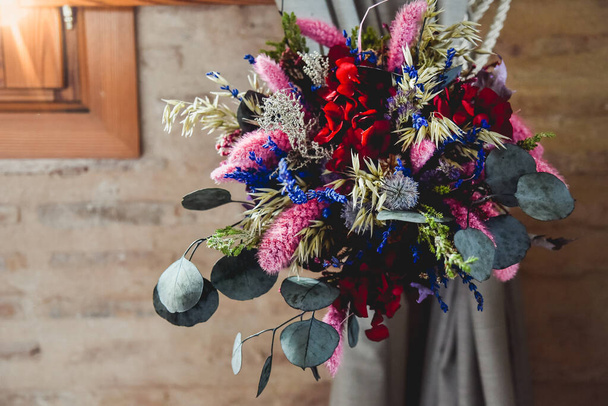 Bukiet suszonych jesiennych kwiatów w fioletowych kolorach idealny na ślub. - Zdjęcie, obraz