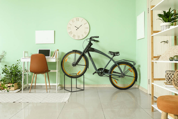 Interior do quarto moderno com bicicleta elegante
 - Foto, Imagem