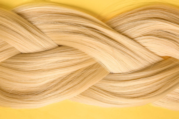 Красиве плетене світле волосся на кольоровому фоні, крупним планом
 - Фото, зображення
