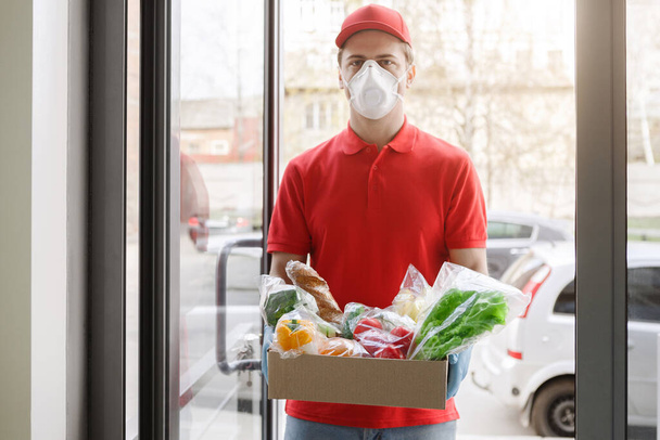 Protecting customers from coronavirus during panic of epidemic. - Fotografie, Obrázek