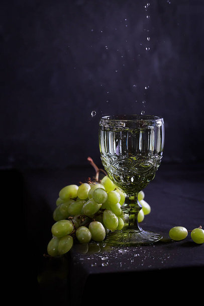 Şarapla, üzümlerle ve eski tarz camlarla dolu - Fotoğraf, Görsel