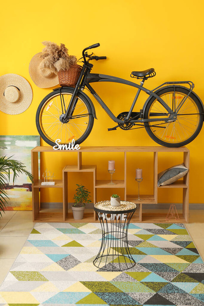 自転車付きのモダンな部屋のインテリア - 写真・画像