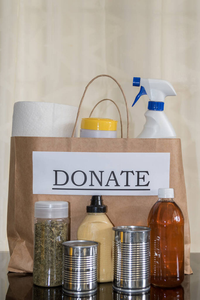 Diverse levensmiddelen en schoonmaakmiddelen worden voorbereid voor donatie tijdens de Covid-19 / Coronavirus Pandemie - Foto, afbeelding