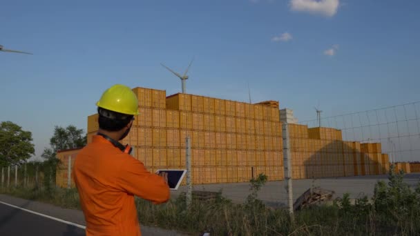 mérnök dolgozik és tartja a jelentést szélturbinás gazdaság Power Generator Station hegyi - Felvétel, videó