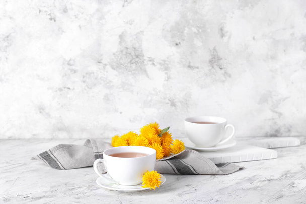 Κύπελλα από υγιεινό τσάι πικραλίδα στο φως φόντο - Φωτογραφία, εικόνα