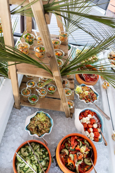 Luxury catering by the pool, food bloggers event, banquet, wedding, festive, hotel brunch buffet arrangement with clean simple design, decorations, boat filled with ice. Modern design and decorations - Foto, afbeelding