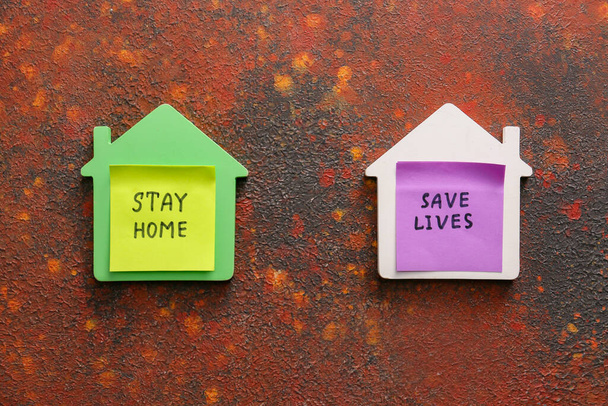 Модели домов с текстом Оставайтесь дома, Сохранить жизни на цветном фоне
 - Фото, изображение