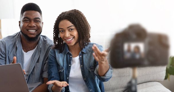 Video de grabación de pareja negra feliz para su relación Blog en Internet
 - Foto, imagen