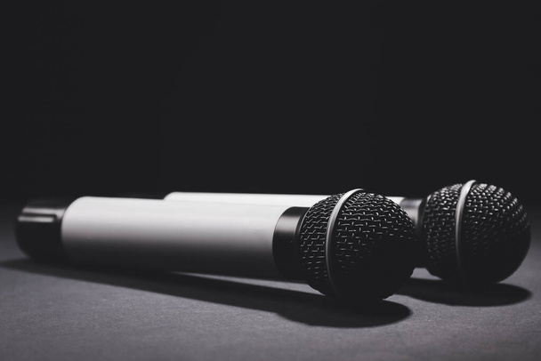 Сучасні мікрофони на темному фоні
 - Фото, зображення