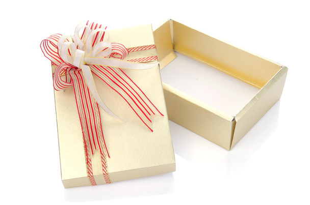Kulta läsnä lahja laatikko ylivoimainen keula eristetty valkoinen
 - Valokuva, kuva