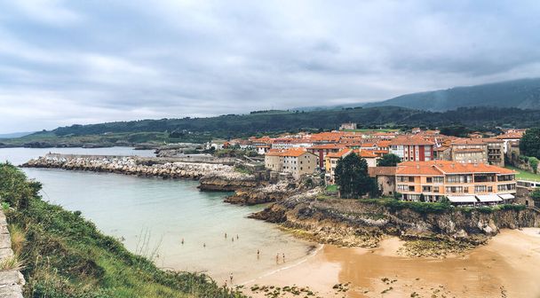Panoramatický výhled na pláž El Sablon v Llanes, Asturie ve Španělsku. - Fotografie, Obrázek