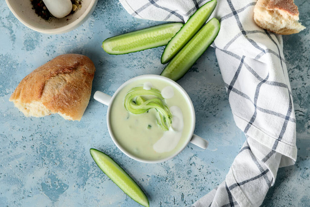 Pot with cold cucumber soup on color background - Foto, imagen