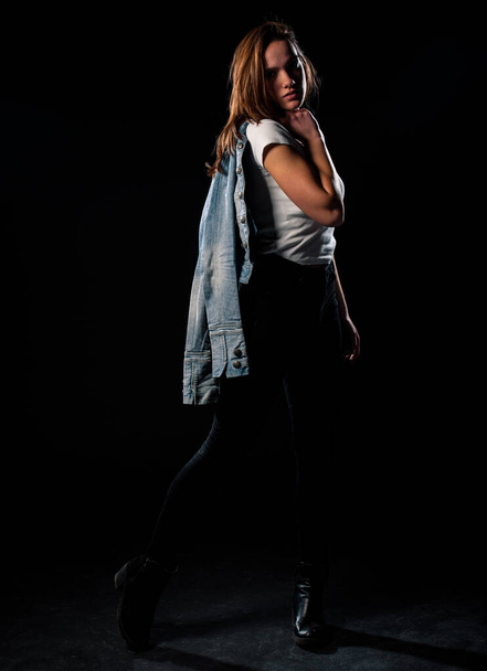 Portrait de mode studio d'une fille moderne portant une veste en denim élégant - Photo, image