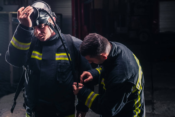 酸素マスクを着用した防護制服を着た消防士 - 写真・画像