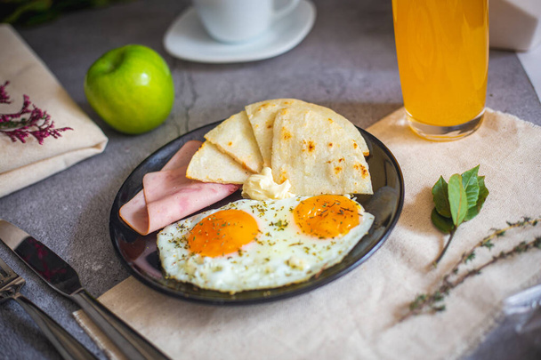 Arepa paisa with eggs, ham and cream cheese (Colombian breakfast) - Photo, Image
