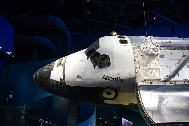 KENNEDY SPACE CENTER, FLORIDA, USA - APRIL 27, 2016: Space shuttle "Atlantis" tentoongesteld in het bezoekerscentrum van Kennedy Space Cente - Foto, afbeelding