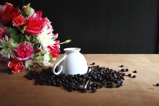 Granos de café y taza de fondo de café
 - Foto, imagen