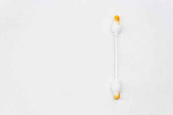 dirty earwax Cotton swab used for cleaning ear White background copy space - Φωτογραφία, εικόνα