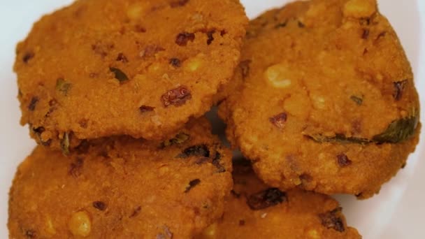 Detailní záběr křupavé a chutné jižní indické svačinky zvané masal vadai - Záběry, video