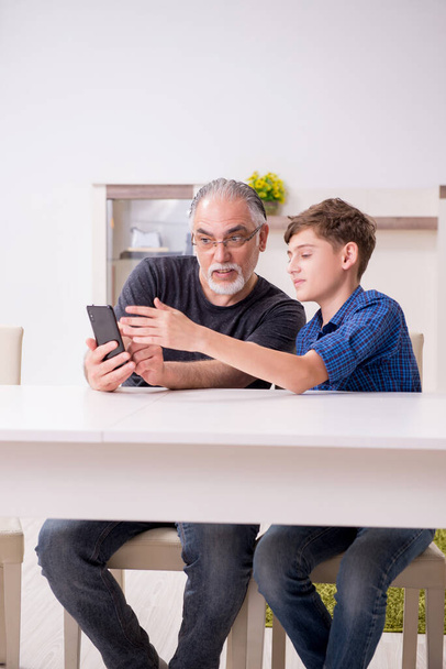 Dziadek uczy się nowych technologii od syna i wnuka - Zdjęcie, obraz