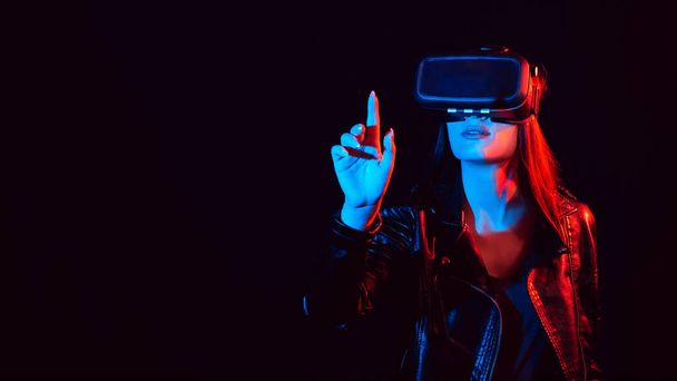 chica en gafas de realidad virtual 3D toca la pantalla de proyección con su dedo
 - Foto, Imagen