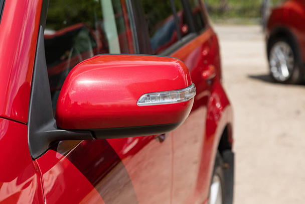 Kırmızı bir arabanın yan aynası. Dış detay - Fotoğraf, Görsel